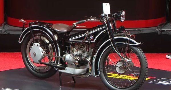 Много мотоциклети от 20-те години на миналия век не успяват да предизвикат емоция. Тогава индустрията все още е в начален стадий и мотоциклетите не са нещо повече от велосипед със завинтен двигател. Въпреки това, има компания, която успява да влее красота в своята механика от началото - BMW Motorrad.

Първият мотоциклет дебютира през 1923 г. R32 бързо вдига BMW като новатор, показвайки няколко уникални характеристики. Най-важното е, че идва с хоризонтално опозитен боксер двигател, характеристика, която определя мотоциклетите BMW . Интегрирано със скоростната кутия, това ново оформление на мотора създава много компактен пакет. И позволява другата уникална характеристика -  резервоар за гориво, монтиран под горната релса на рамката. Готовият за състезания модел е наречен R37 и въпреки че имаш същия боксер двигател, той вади двойно повече конски сили.

Тези ранни машини успяват да наложат компанията като премиум производител на мотоциклети до днес  са доста редки. За щастието да притежавате такъв, може да се наложи да извадите до $220 000, колкото направи купувач през 2019 г.